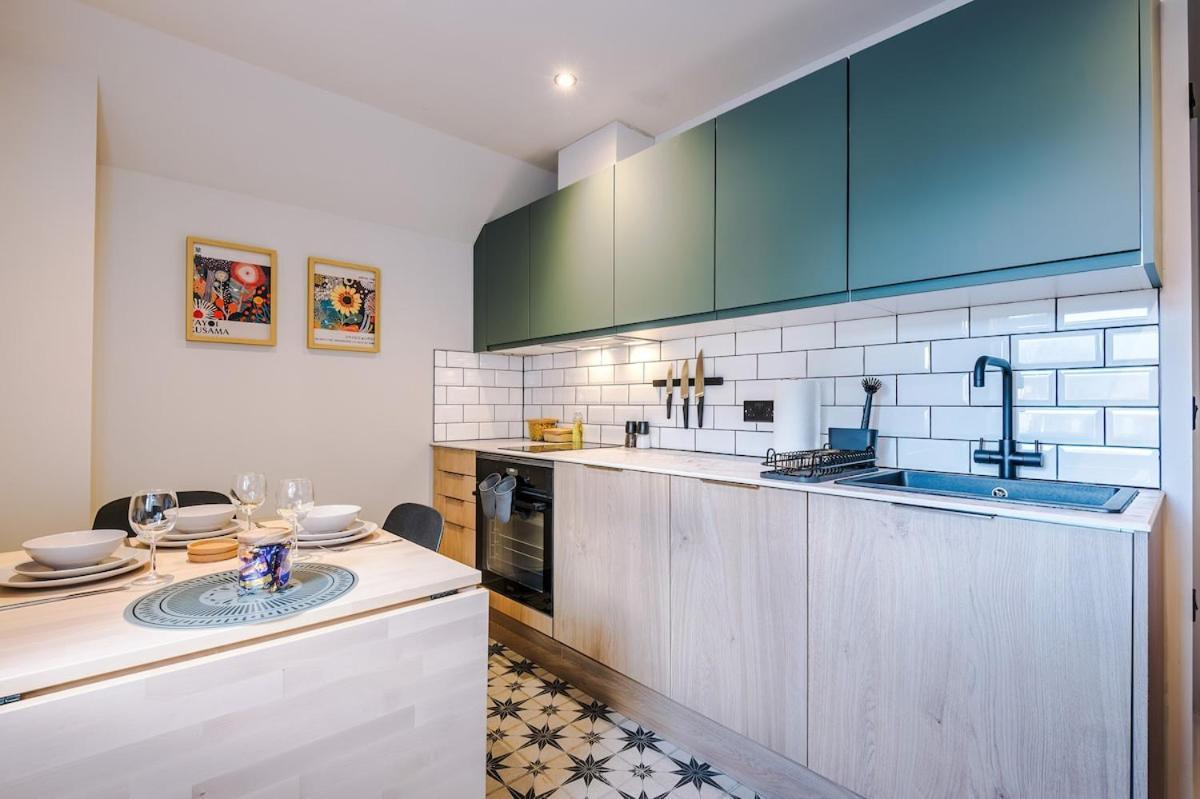 Modern Amenities And Luxury Finishes Apartment *