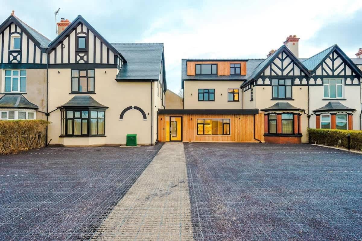 Modern Amenities And Luxury Finishes Apartment