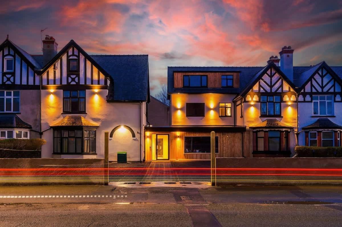 Modern Amenities And Luxury Finishes Apartment Llandudno