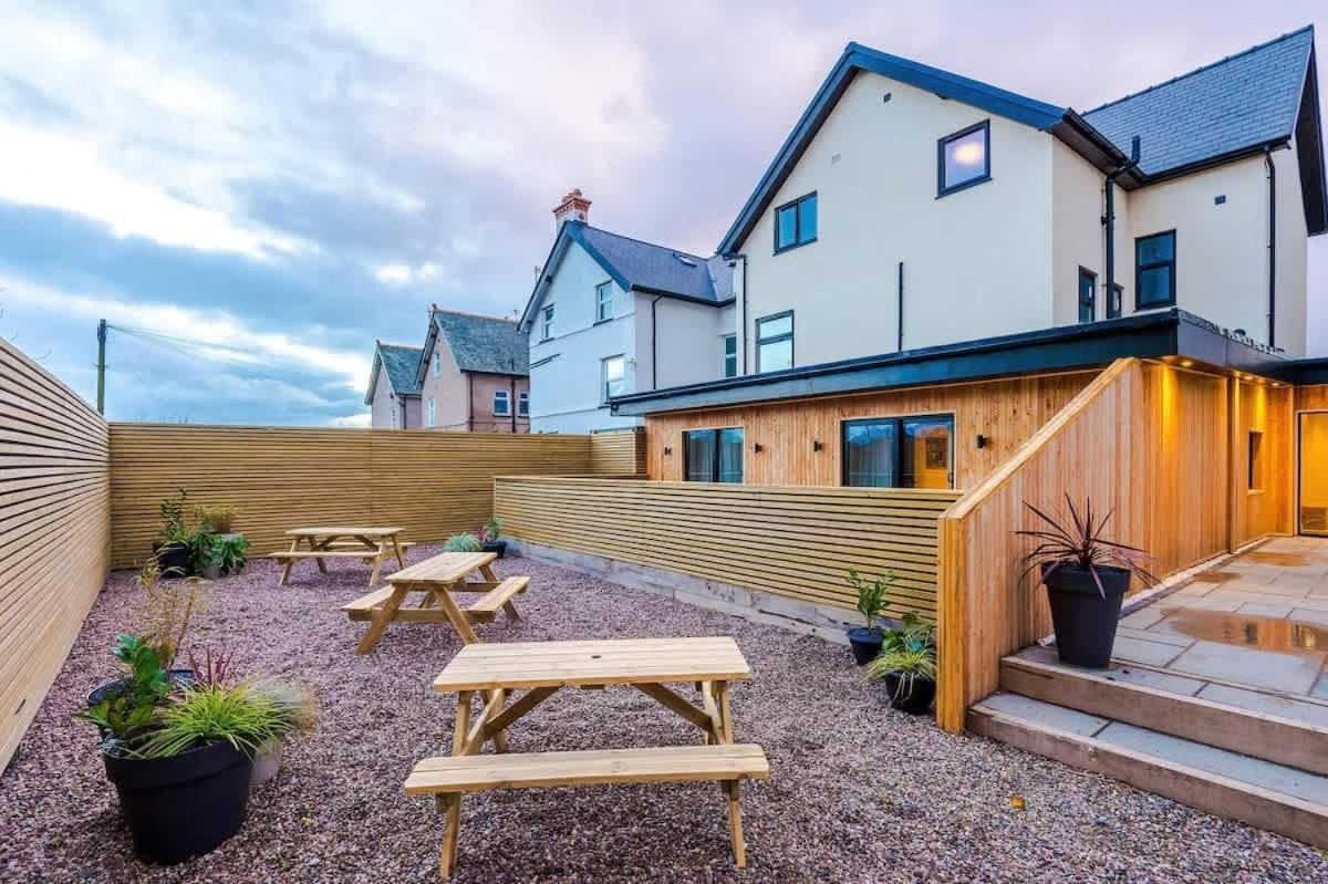 Apartment Modern Amenities And Luxury Finishes Llandudno